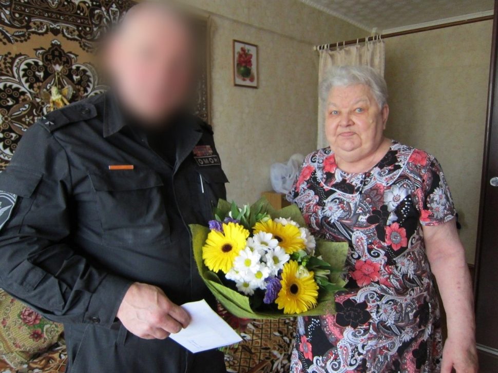 Архангельский ОМОН Росгвардии поздравил маму погибшего сослуживца с Днем матери